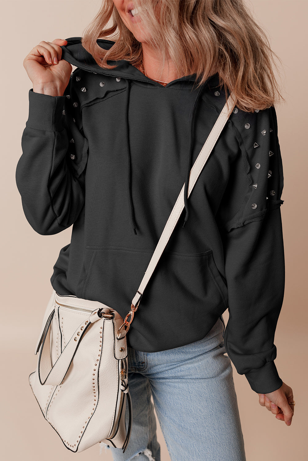 Sweat à capuche à manches raglan et rivets de couleur unie avec poche