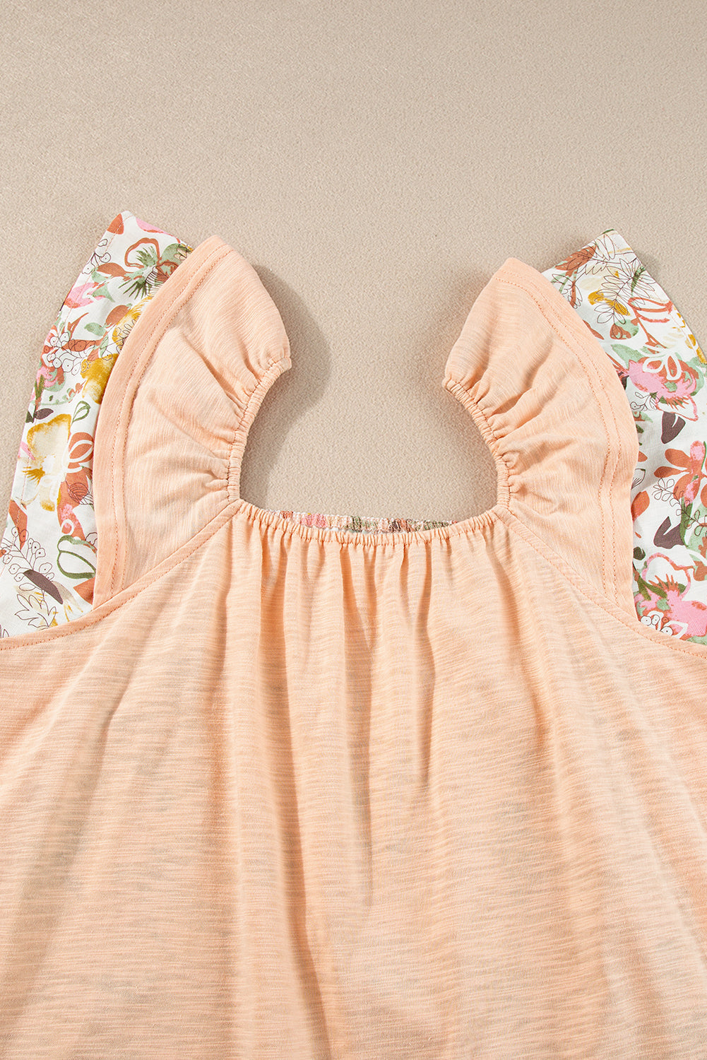 Blouse florale à manches volantées et col carré