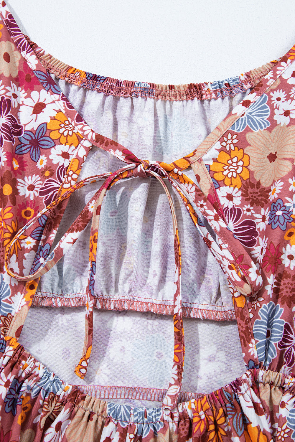 Mini-robe fleurie à manches bouffantes, col carré, nœud et dos ouvert