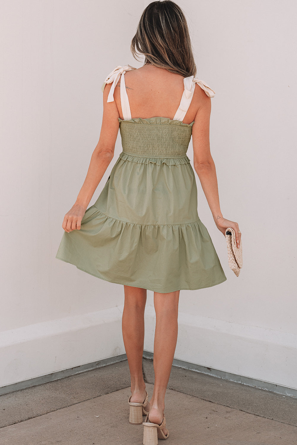 Robe courte trapèze à volants et bretelles à nouer