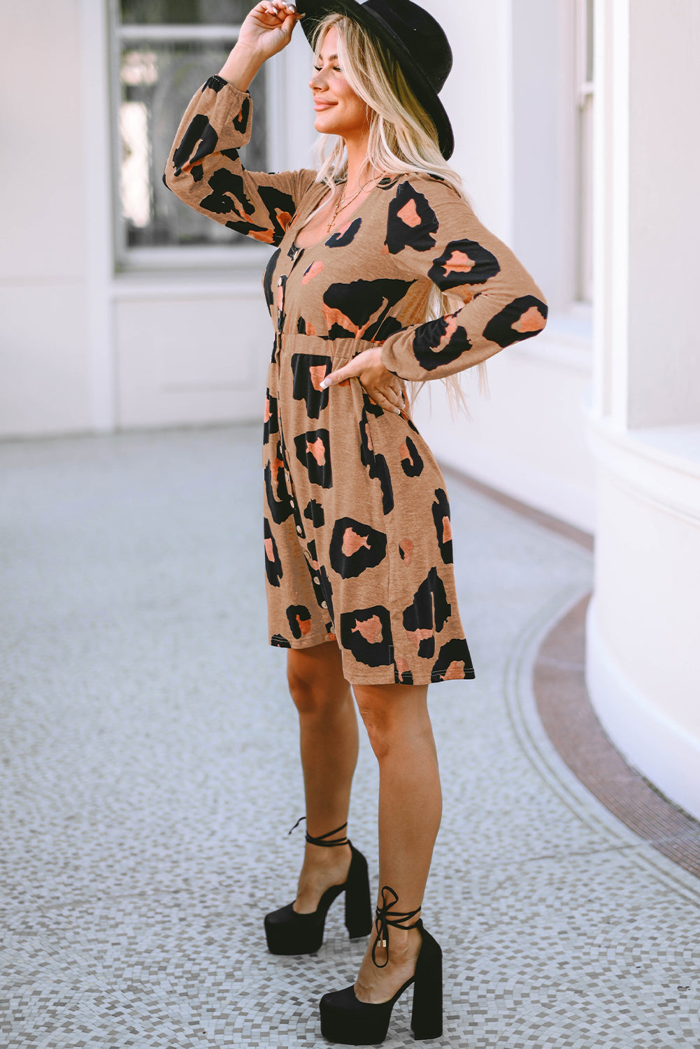 Robe en tricot ample à manches bulles et boutons imprimés sur le devant