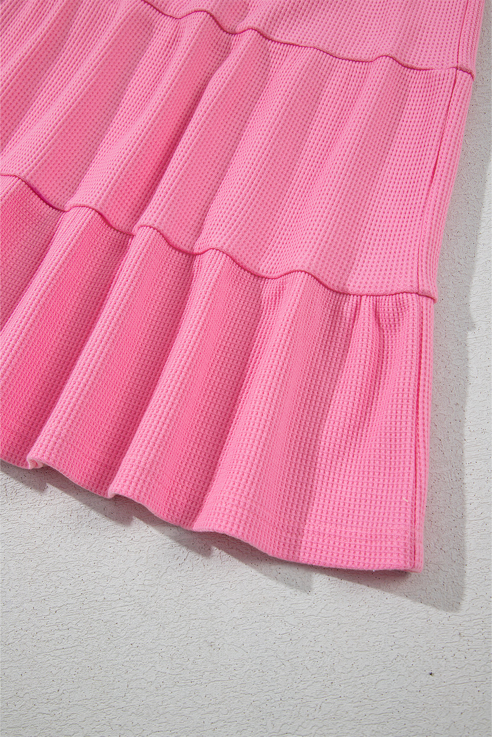 Robe trapèze à manches longues et col rond, texturée et boutonnée, à volants