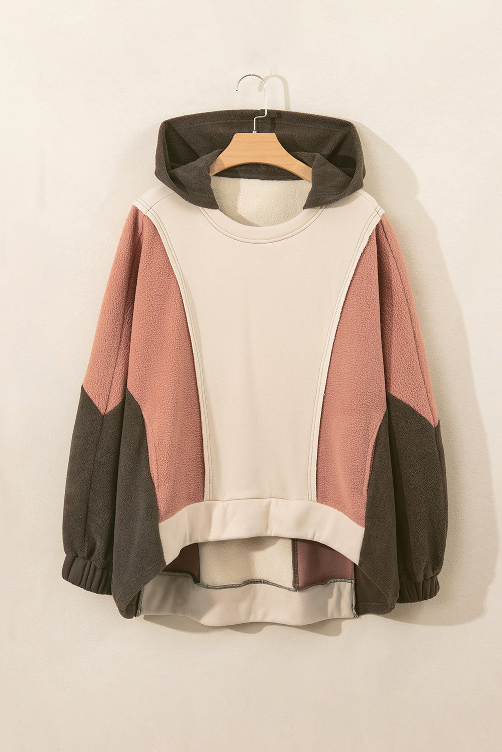 Sweat a capuche haut et bas surdimensionné en patchwork de blocs de couleurs