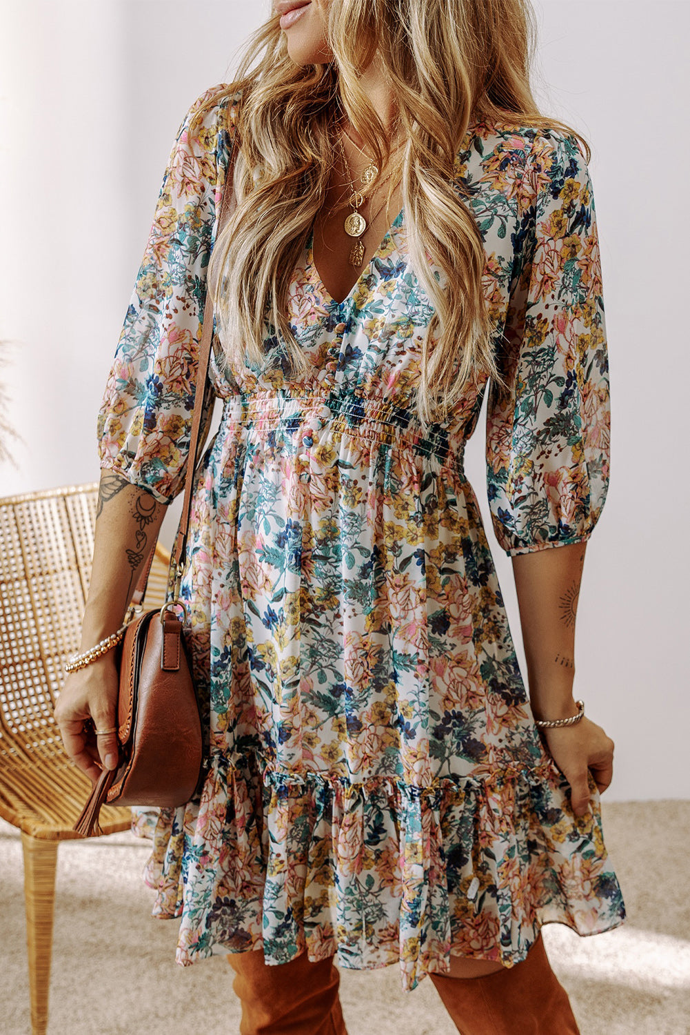 Robe fleurie a manches 3/4 et col en V, taille haute, a volants