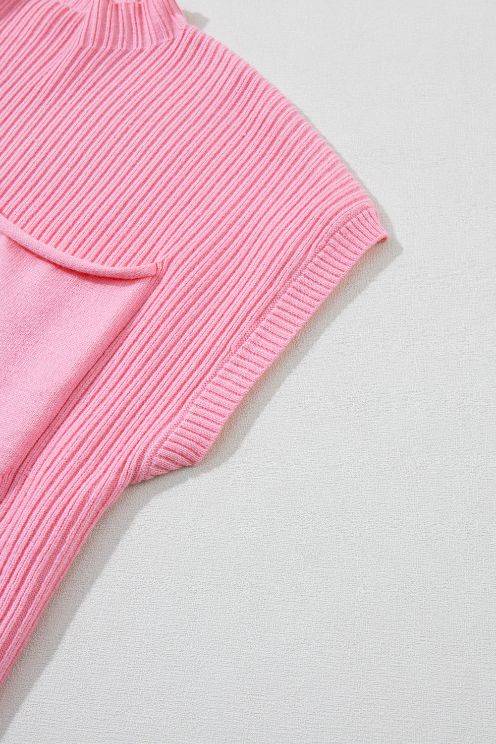 Pull a manches courtes en tricot côtelé avec poche plaquée