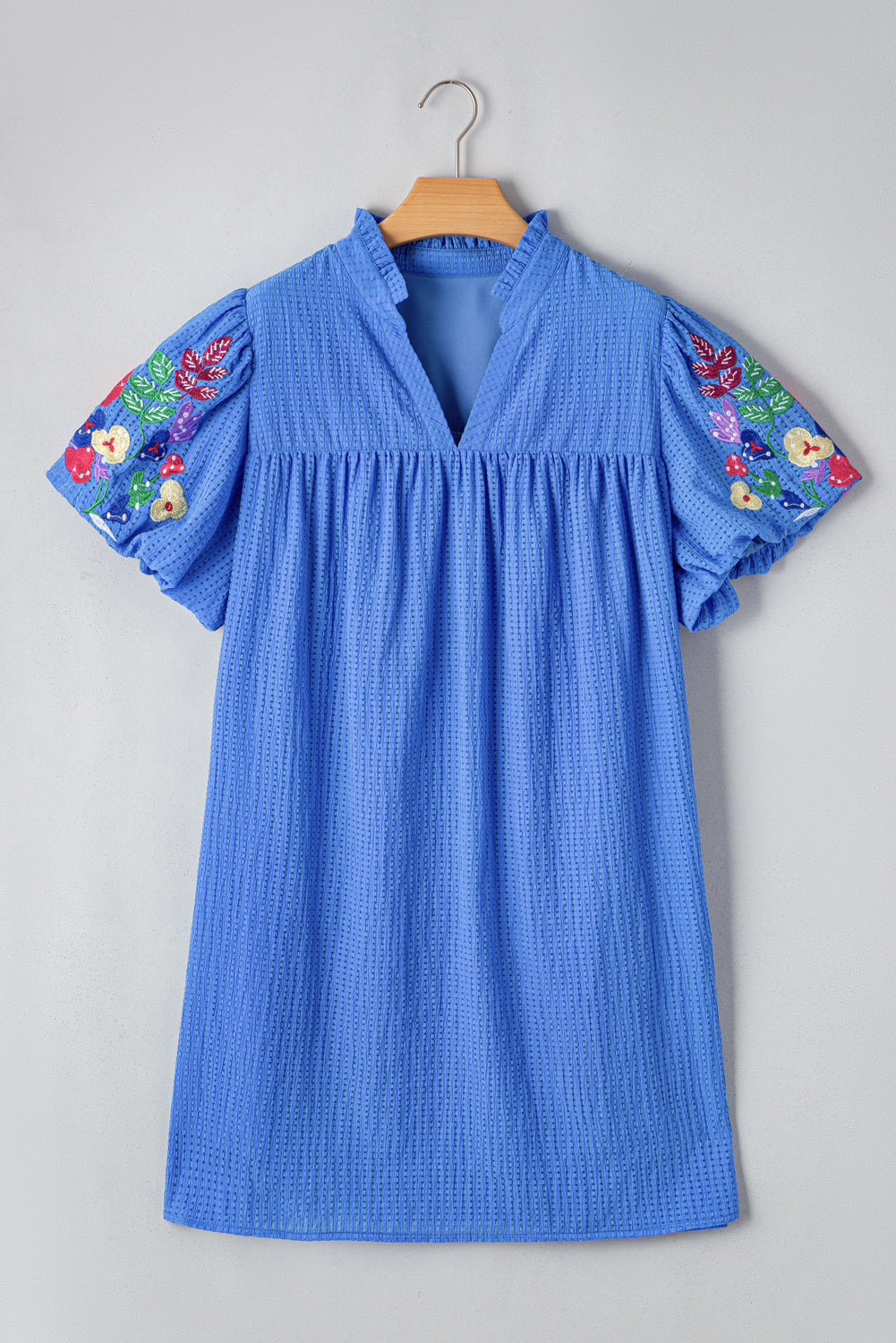 Robe courte vichy brodée de fleurs grande taille à manches bouffantes