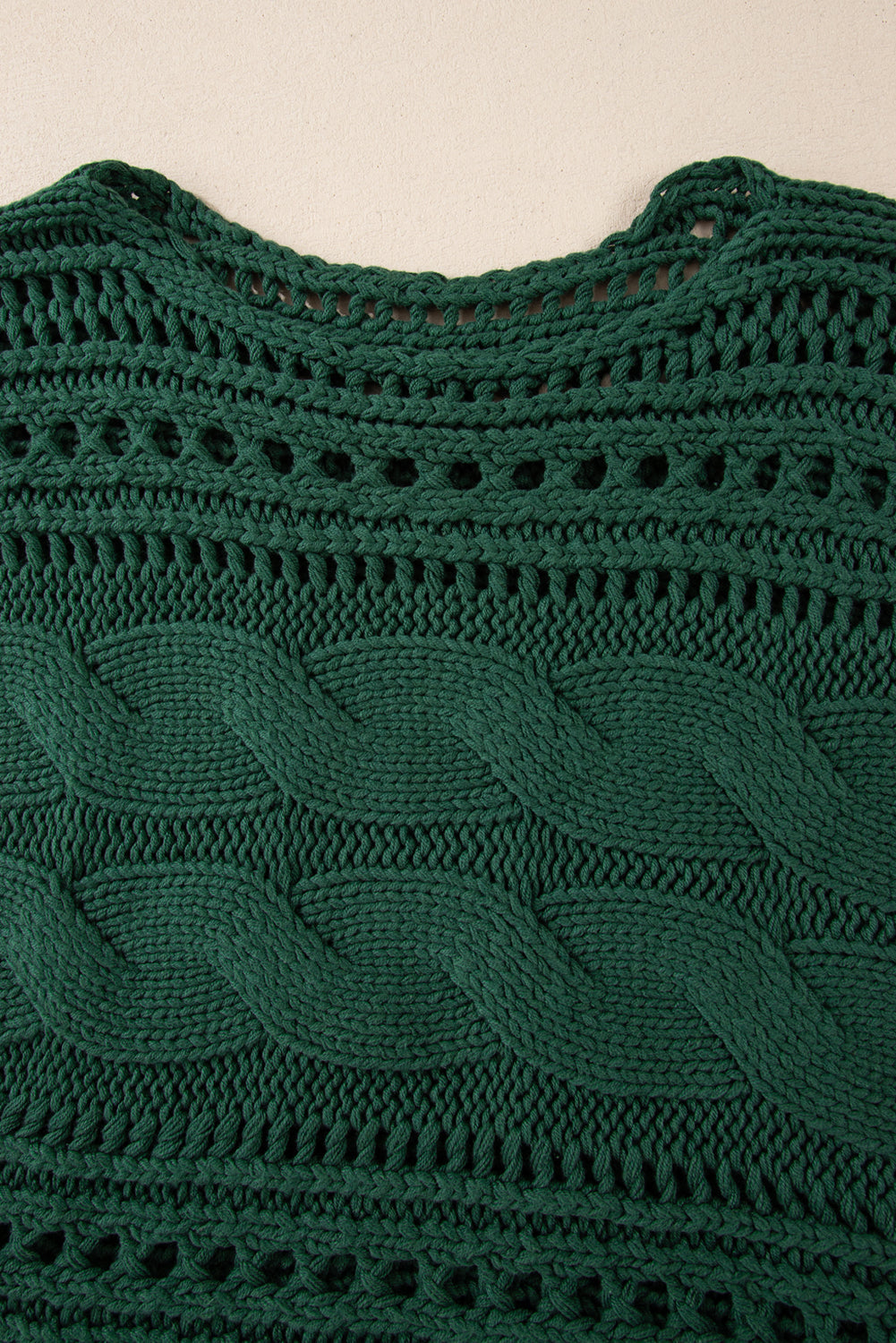 Pull court en tricot torsadé ajouré