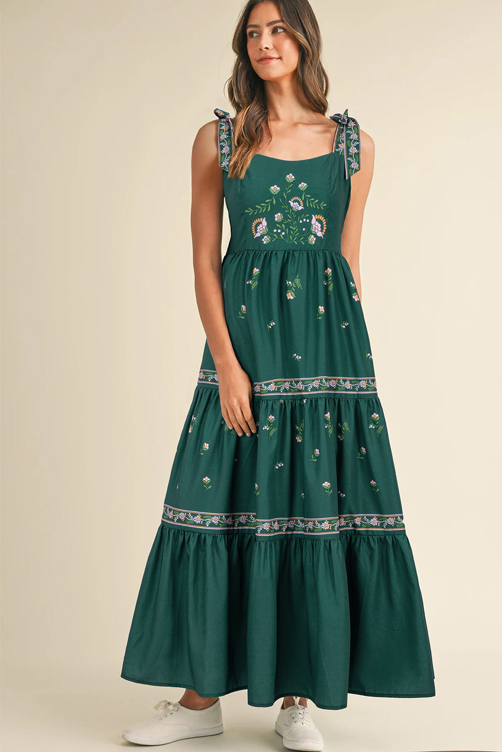Robe longue à volants et bretelles nouées à fleurs dans le dos