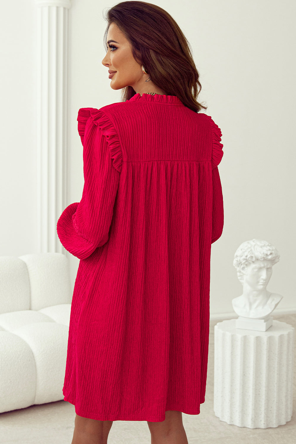 Mini-robe texturée à volants et col en V, coupe ample