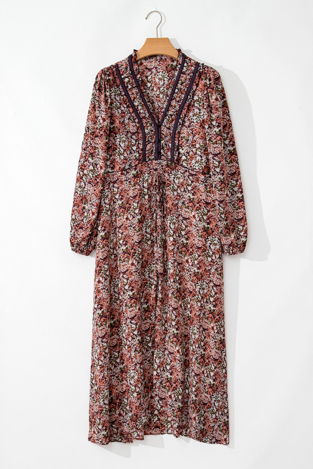 Robe midi a imprimé floral fendue sur le devant et volants a plusieurs niveaux et col en V