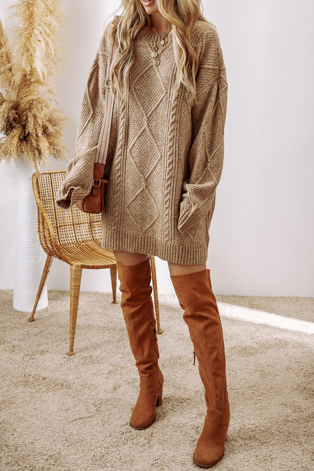 Robe pull coupe ample en tricot torsadé a épaules tombantes