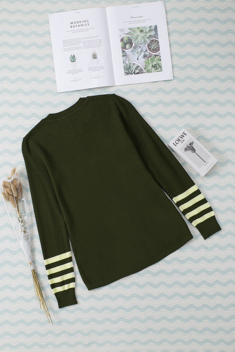 Pull en tricot uni à manches rayées