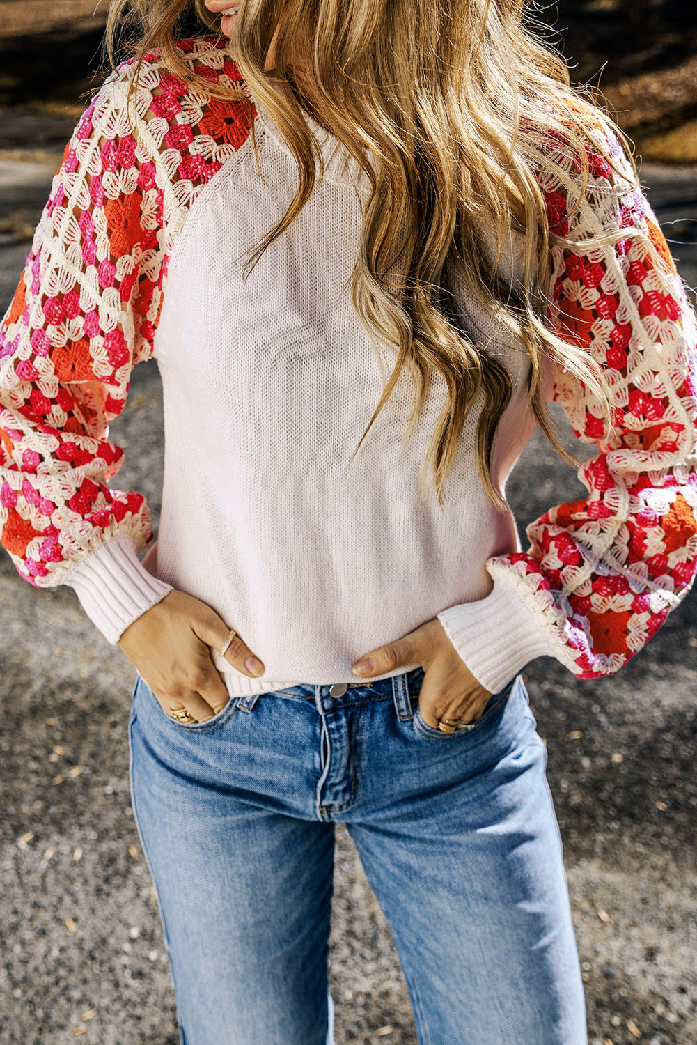 Pull en tricot contrasté à manches bouffantes au crochet