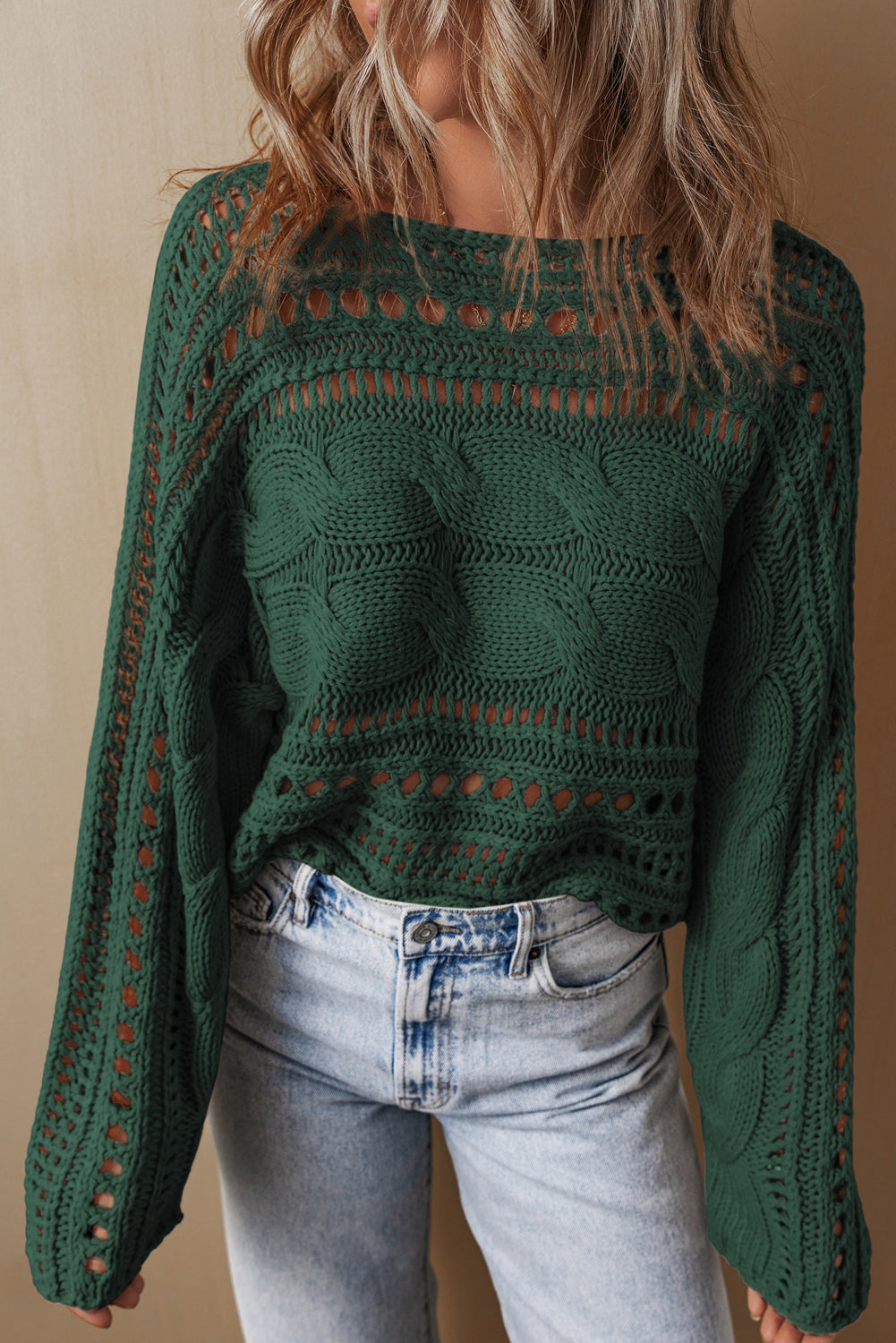 Pull court en tricot torsadé ajouré