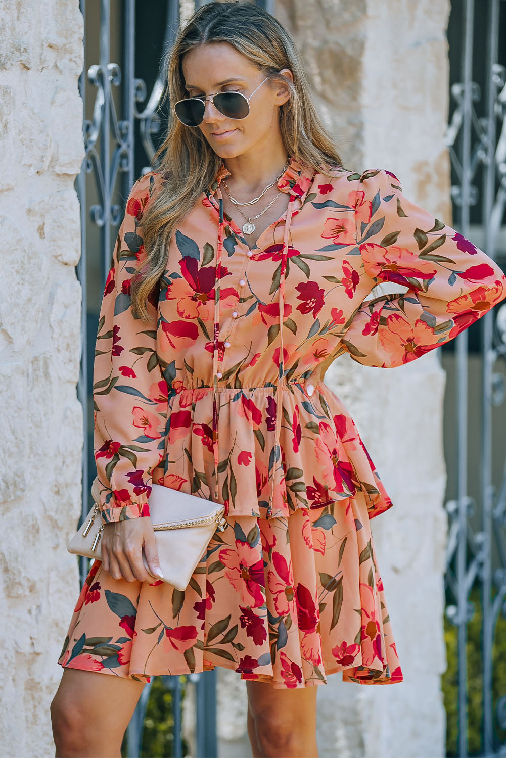 Robe florale à manches longues et col à volants rouge ardent avec volant
