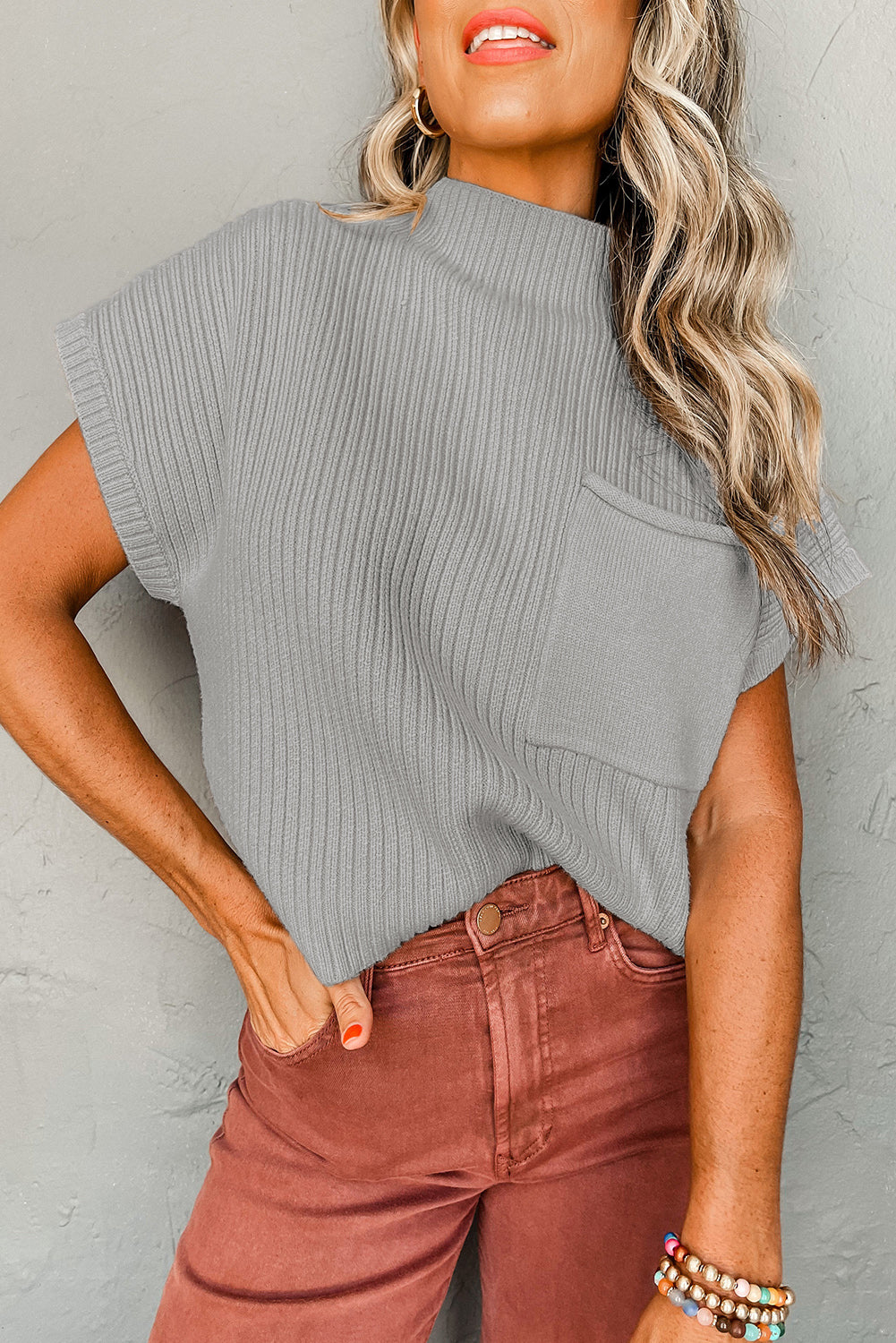 Pull a manches courtes en tricot côtelé avec poche plaquée