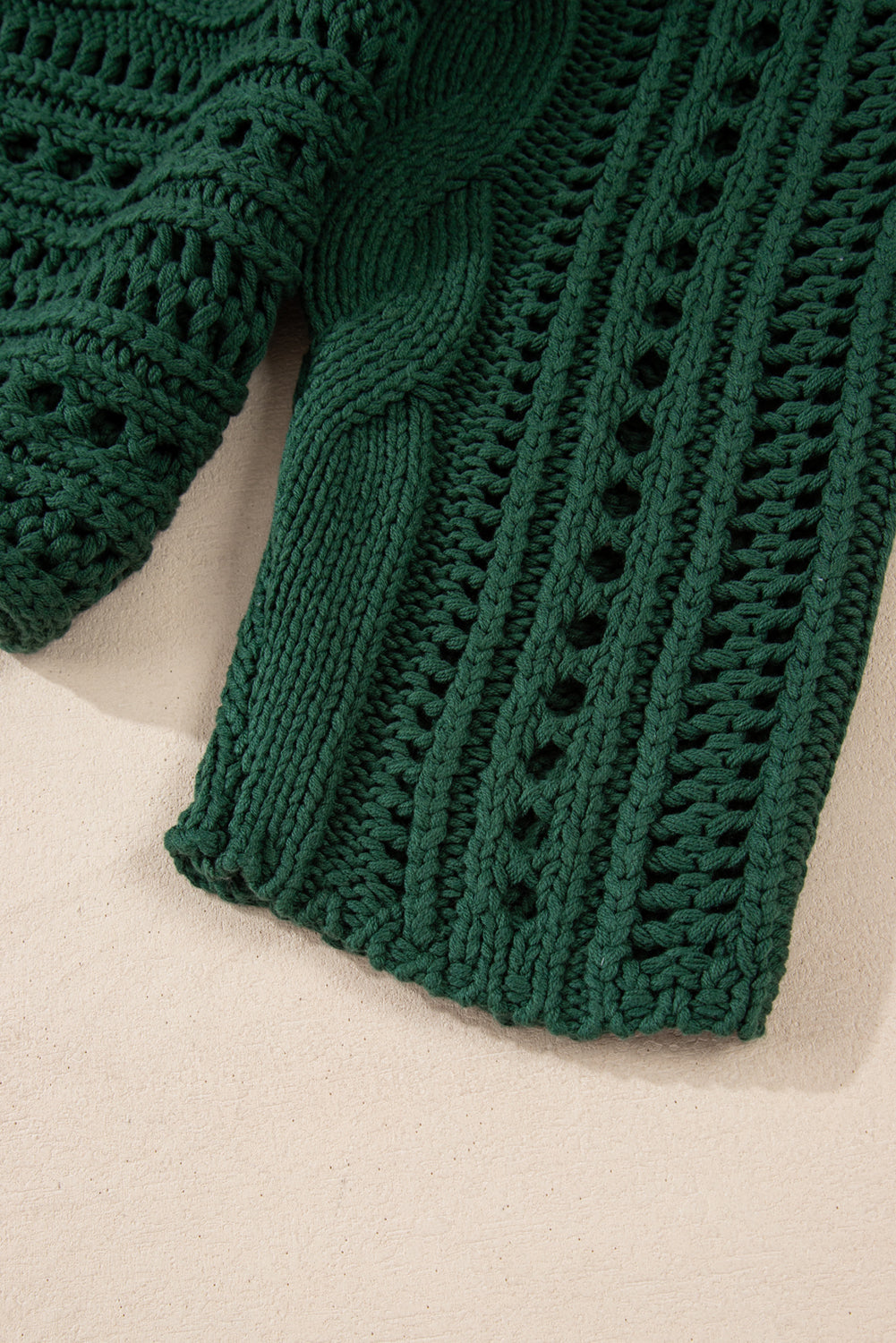 Pull court en tricot torsadé ajouré