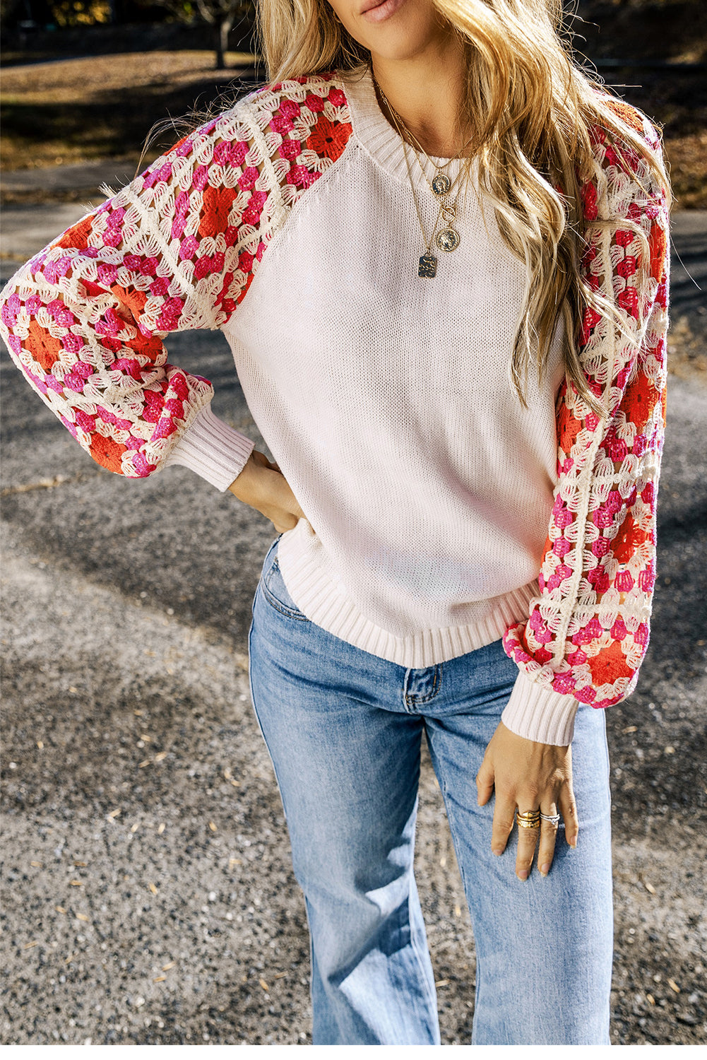Pull en tricot contrasté à manches bouffantes au crochet