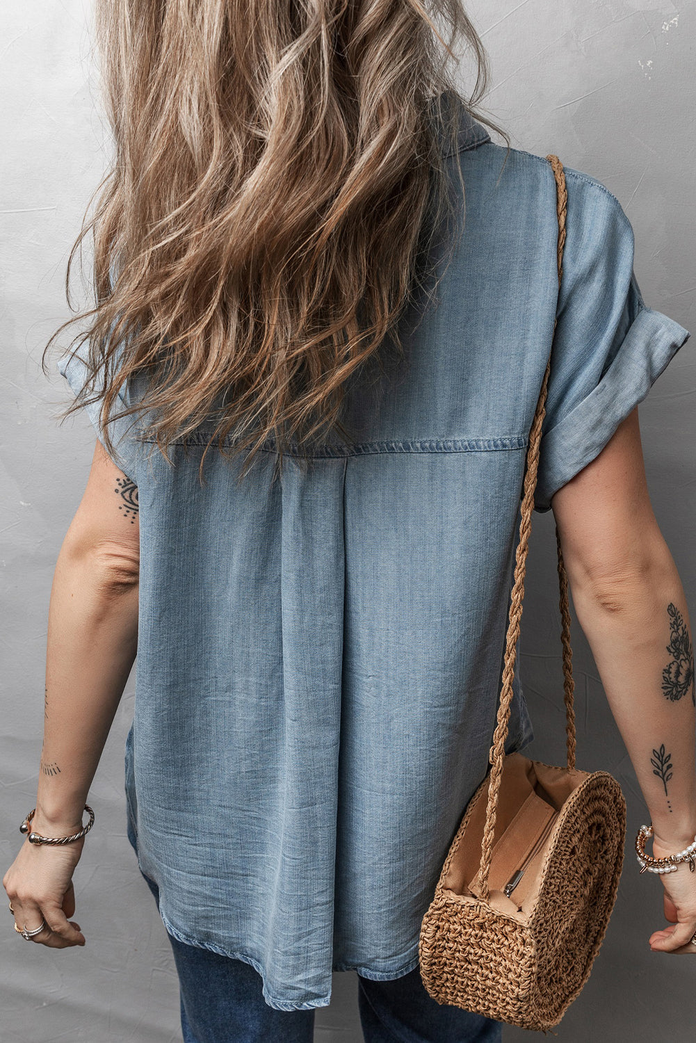 Chemise en jean à manches courtes pliées et poches plaquées