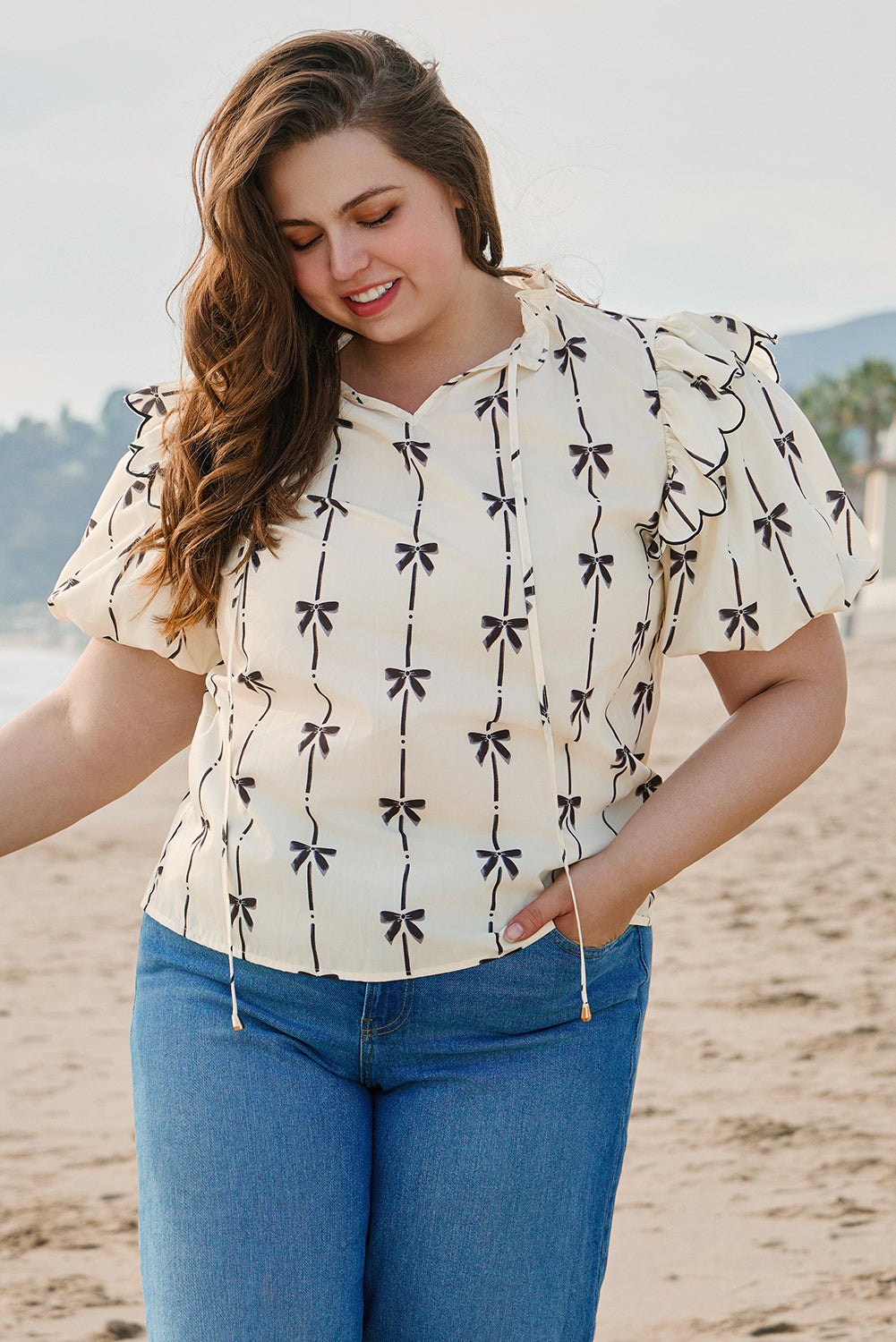 Chemisier grande taille à volants, manches bouffantes, lacets, col cranté et imprimé nœud