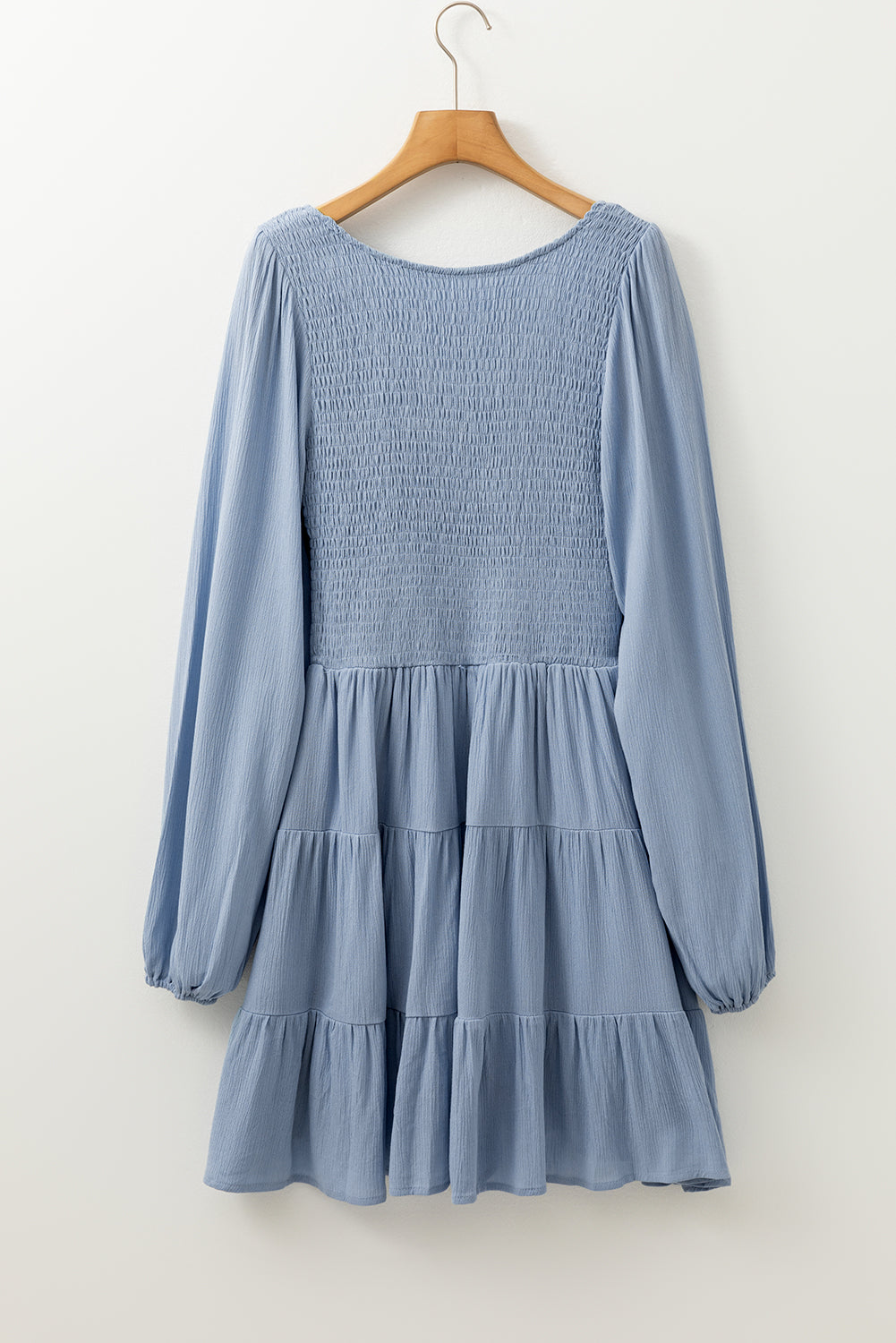 Mini-robe smockée a plusieurs niveaux et manches longues, col en V