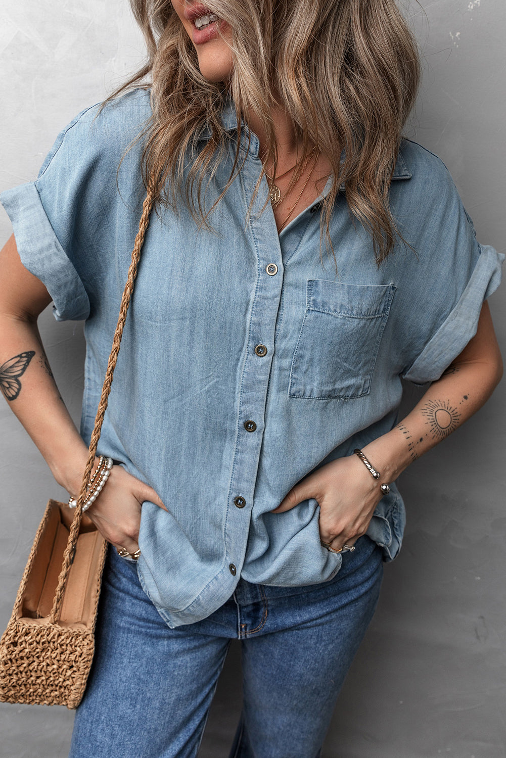 Chemise en jean à manches courtes pliées et poches plaquées
