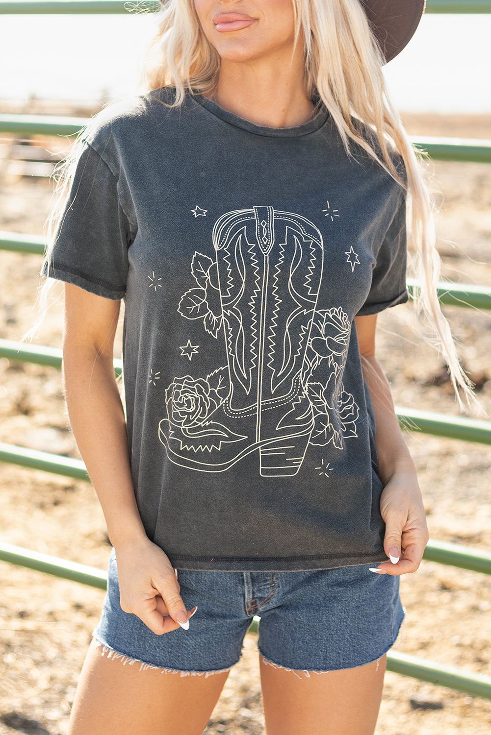 T-shirt graphique avec bottes de cowboy western