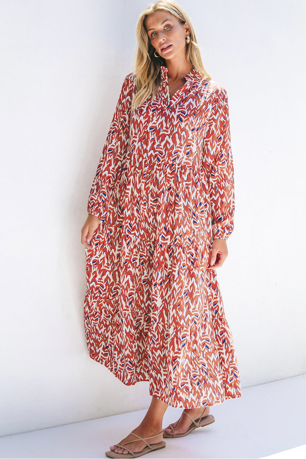 Robe midi plissée taille haute a col en V et imprimé abstrait