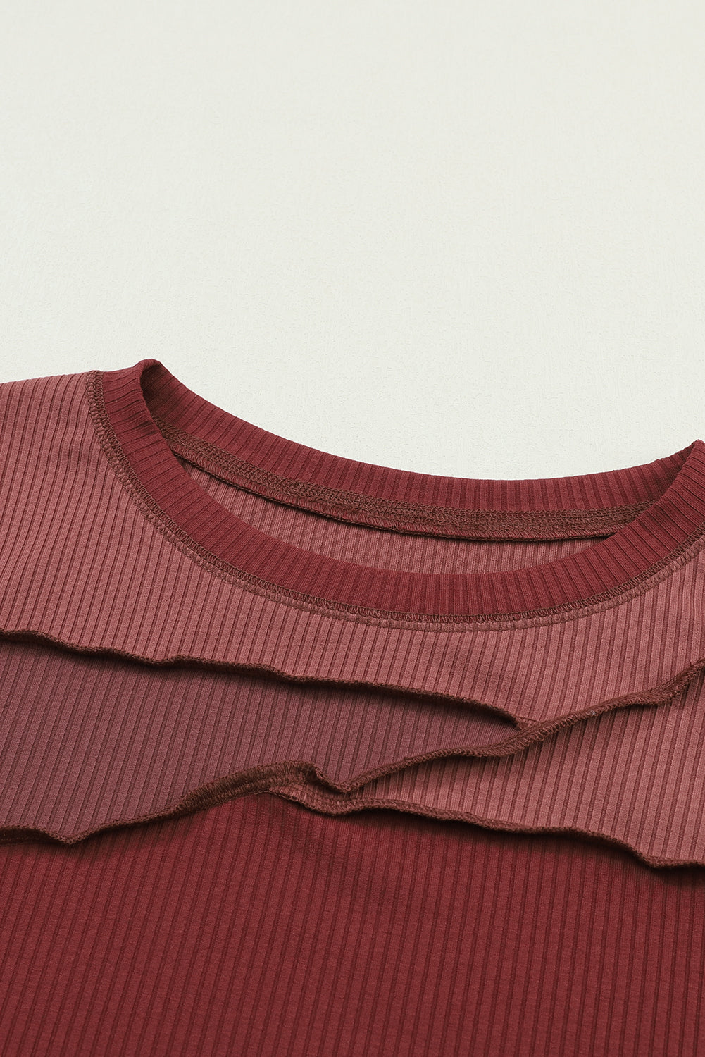 Haut en tricot cotelé à blocs de couleurs et coutures exposées