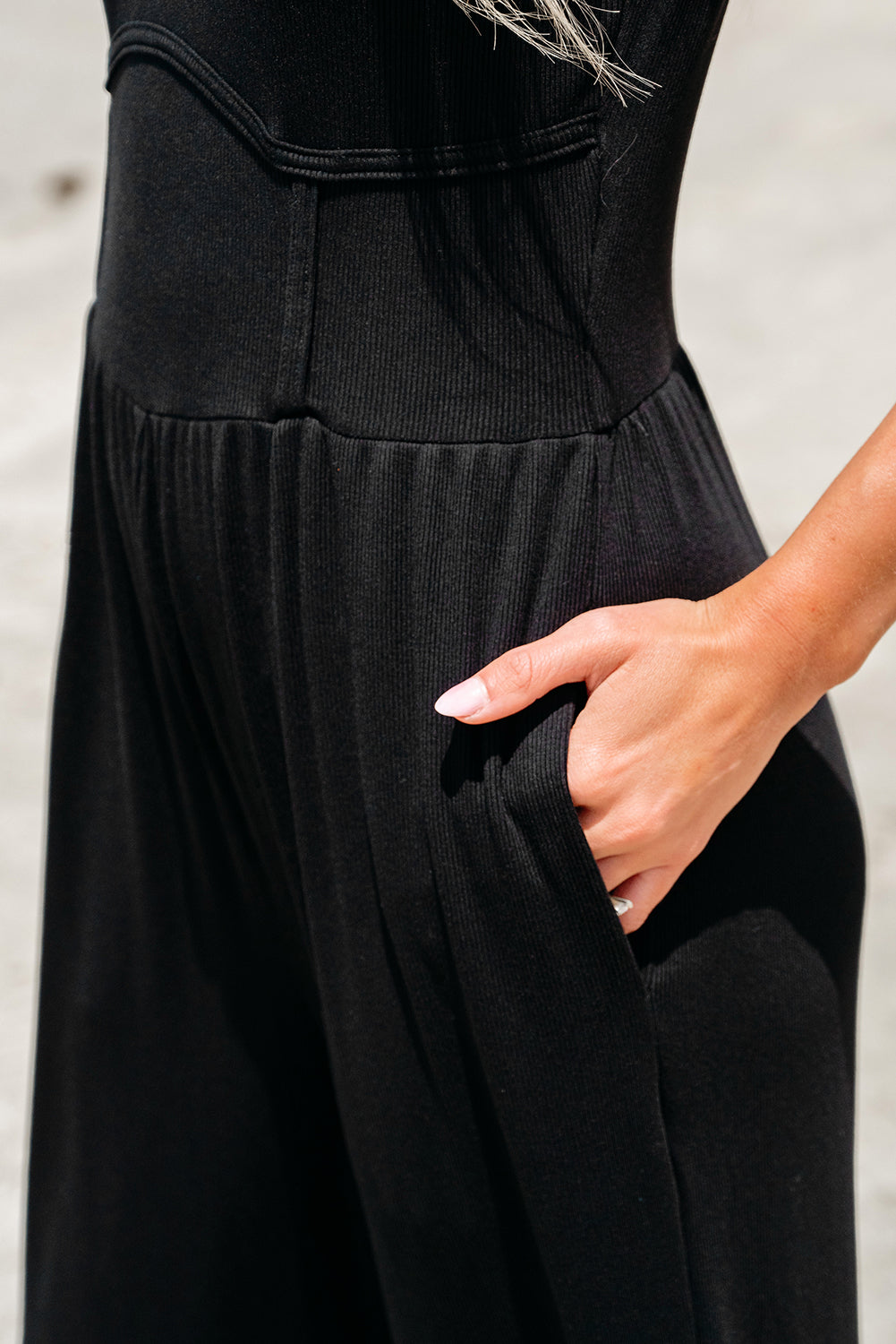 Combinaison jambe large sans manches à taille cintrée