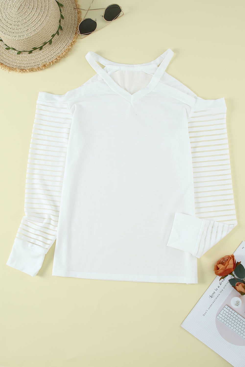 T-shirt à manches longues et découpes à rayures en maille et épaules dénudées