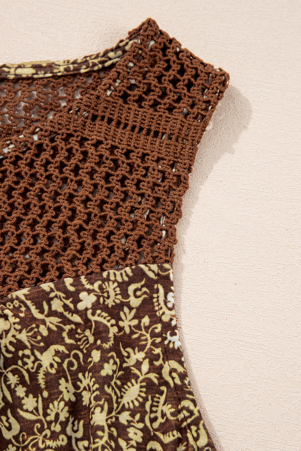Débardeur fluide à imprimé patchwork et empiècement en maille à œillets
