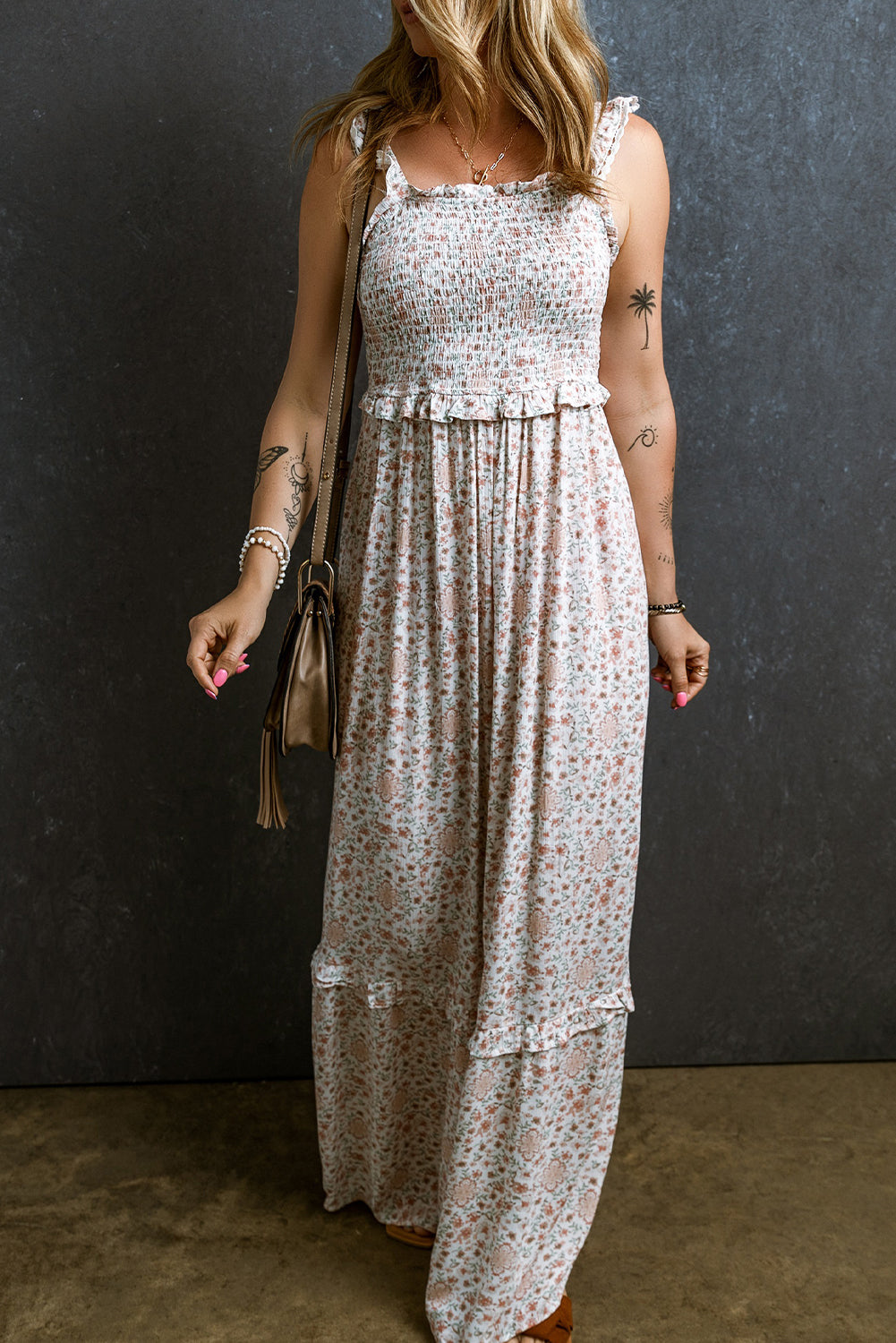 Robe longue florale froncée à bretelles et à volants en dentelle