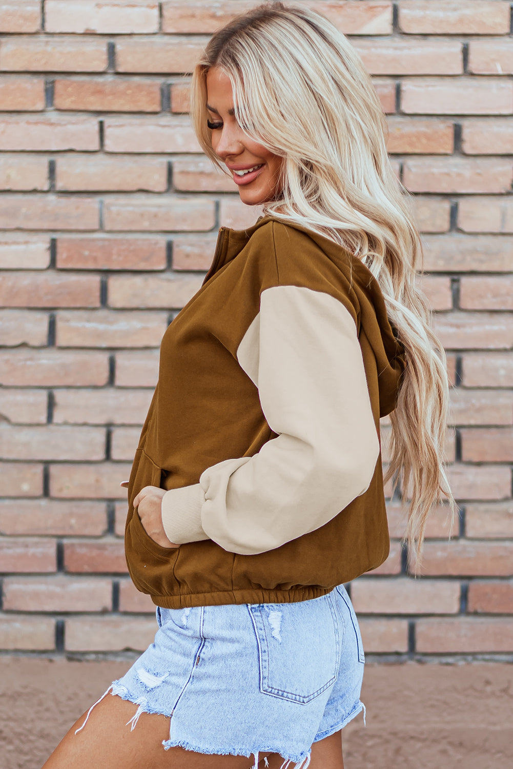 Sweat à capuche avec poche kangourou et demi-zip color block
