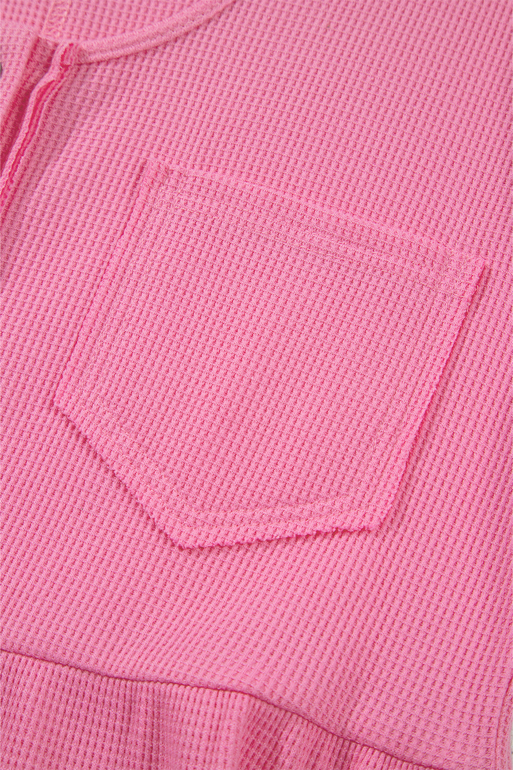 Robe trapèze à manches longues et col rond, texturée et boutonnée, à volants