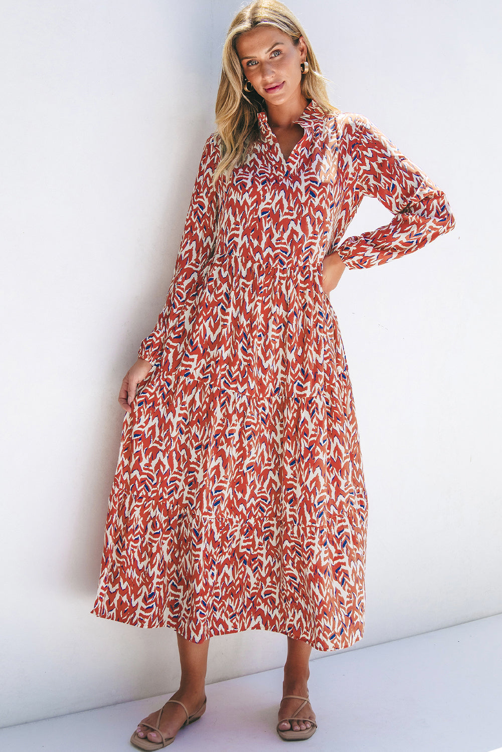 Robe midi plissée taille haute a col en V et imprimé abstrait