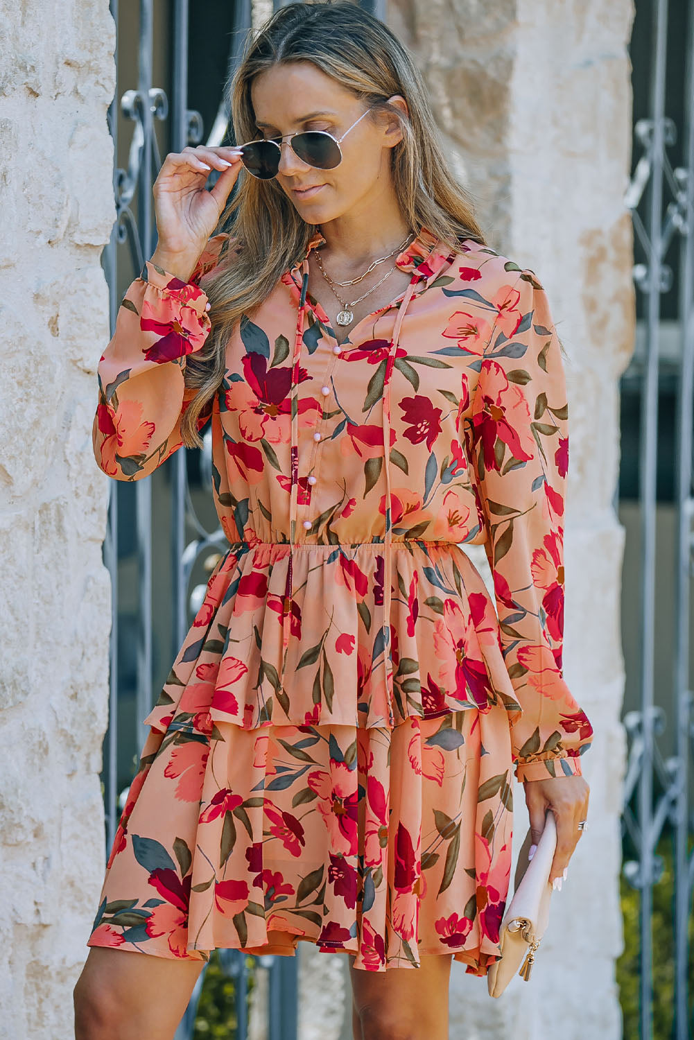 Robe florale à manches longues et col à volants rouge ardent avec volant