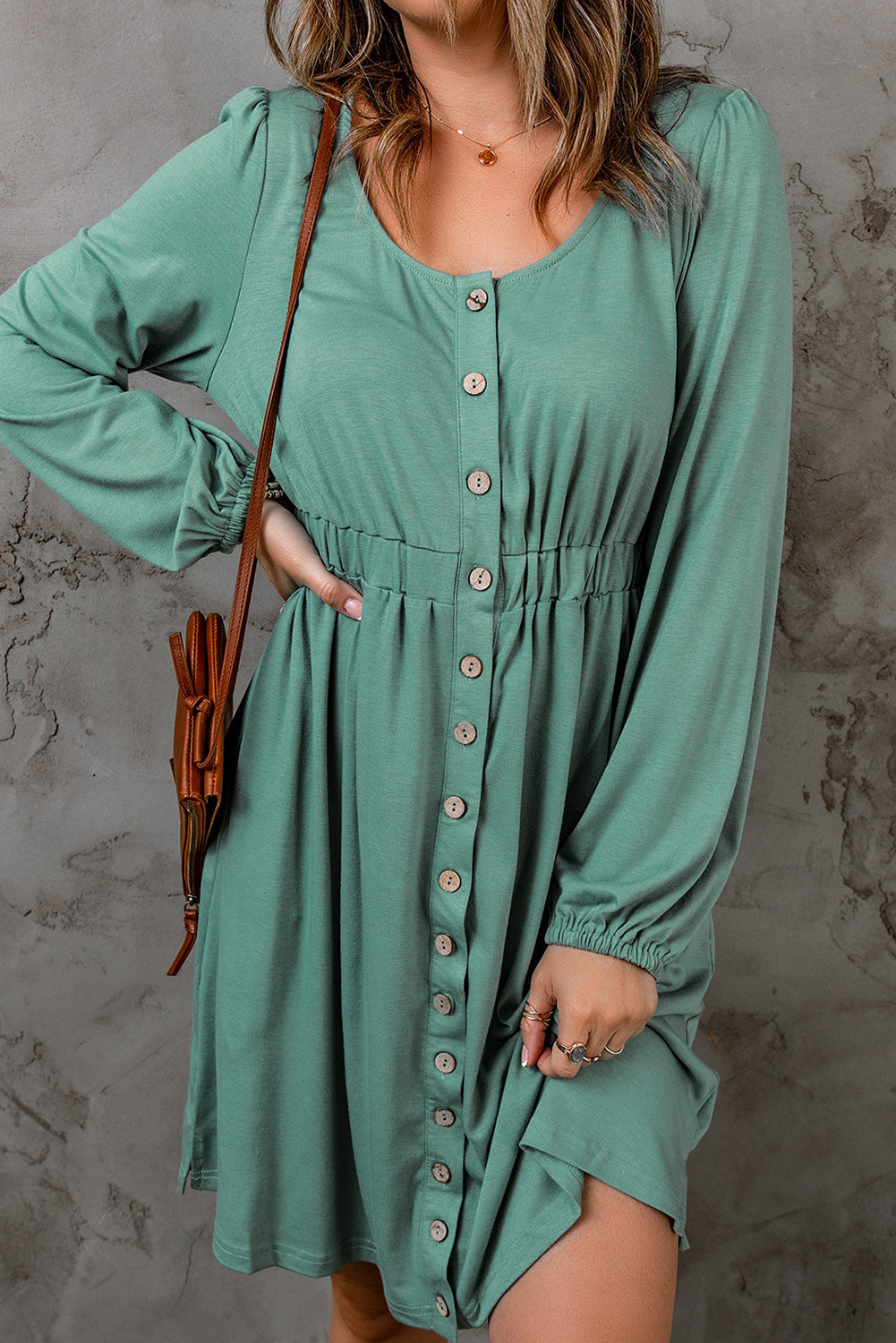 Robe boutonnée a manches longues et taille haute