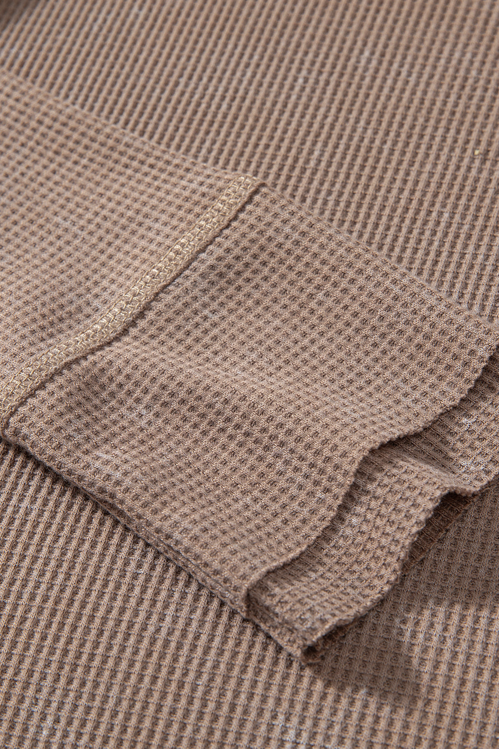 Haut a manches longues et encolure boutonnée en tricot gaufré délavé a l'acide