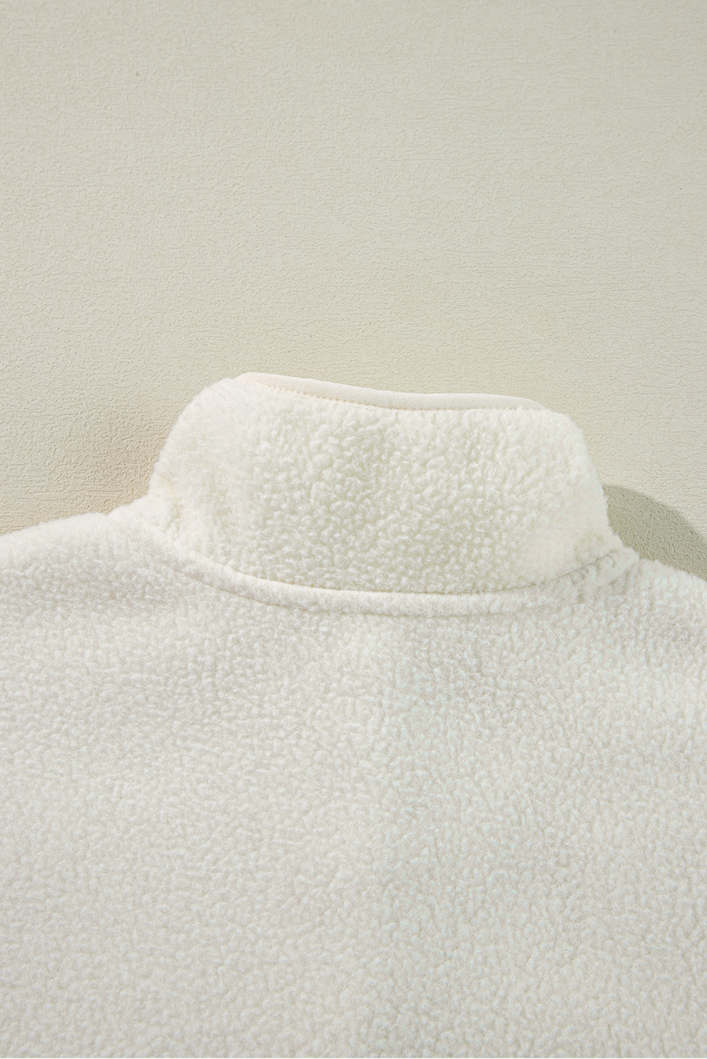 Sweat-shirt à épaules tombantes et col rabattu avec patte de boutonnage en polaire