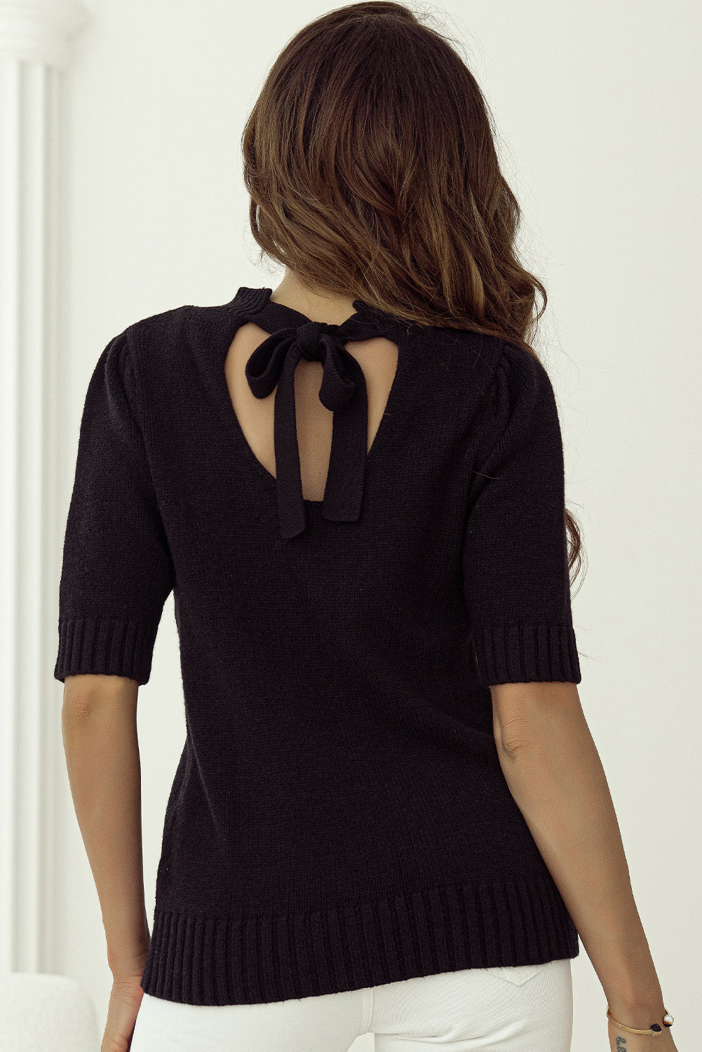Pull en tricot a manches courtes et col en trou de serrure noué