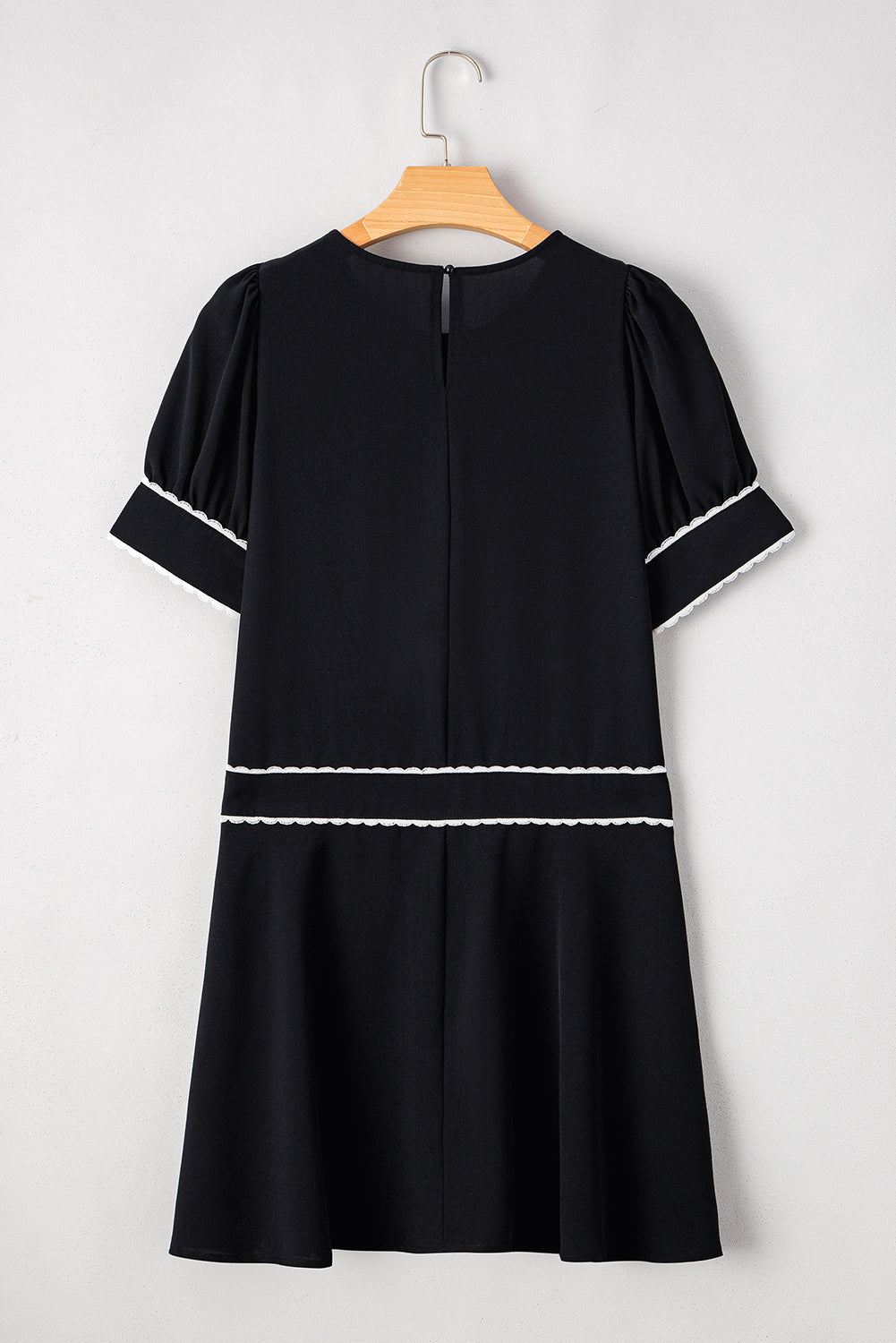 Robe droite à manches mi-longues et bordure festonnée contrastée avec nœud