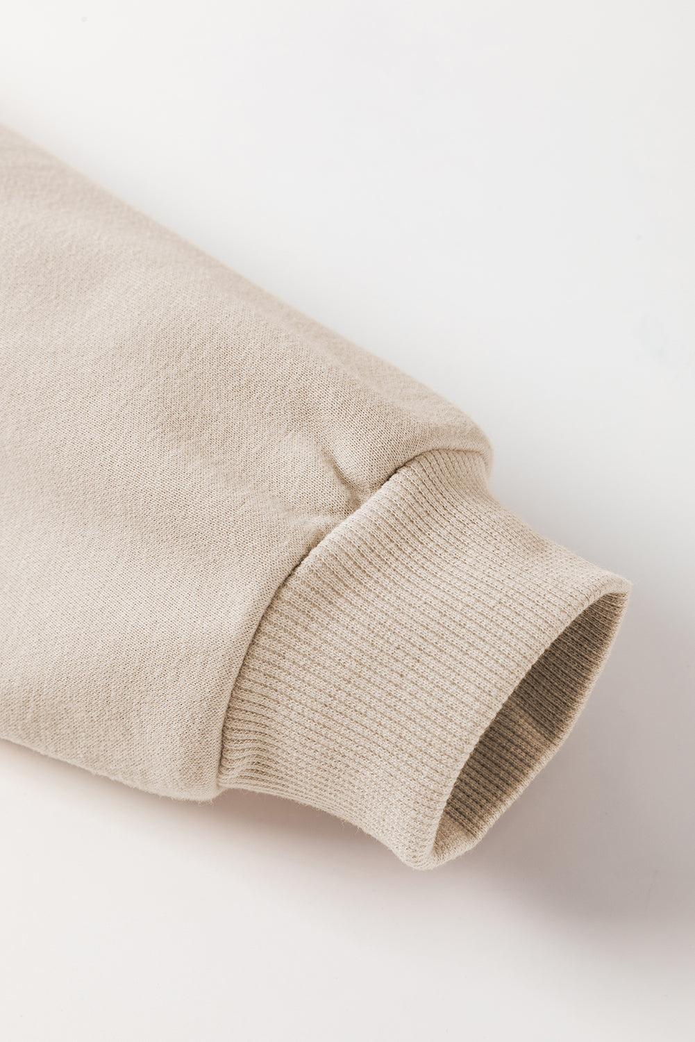 Sweat-shirt en tricot au crochet avec coutures apparentes et bordure côtelée
