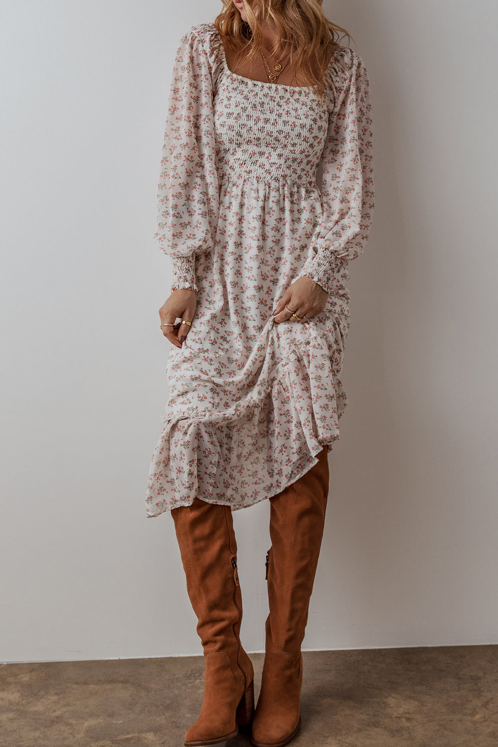 Robe midi froncée a imprimé floral et ourlet a volants, col carré