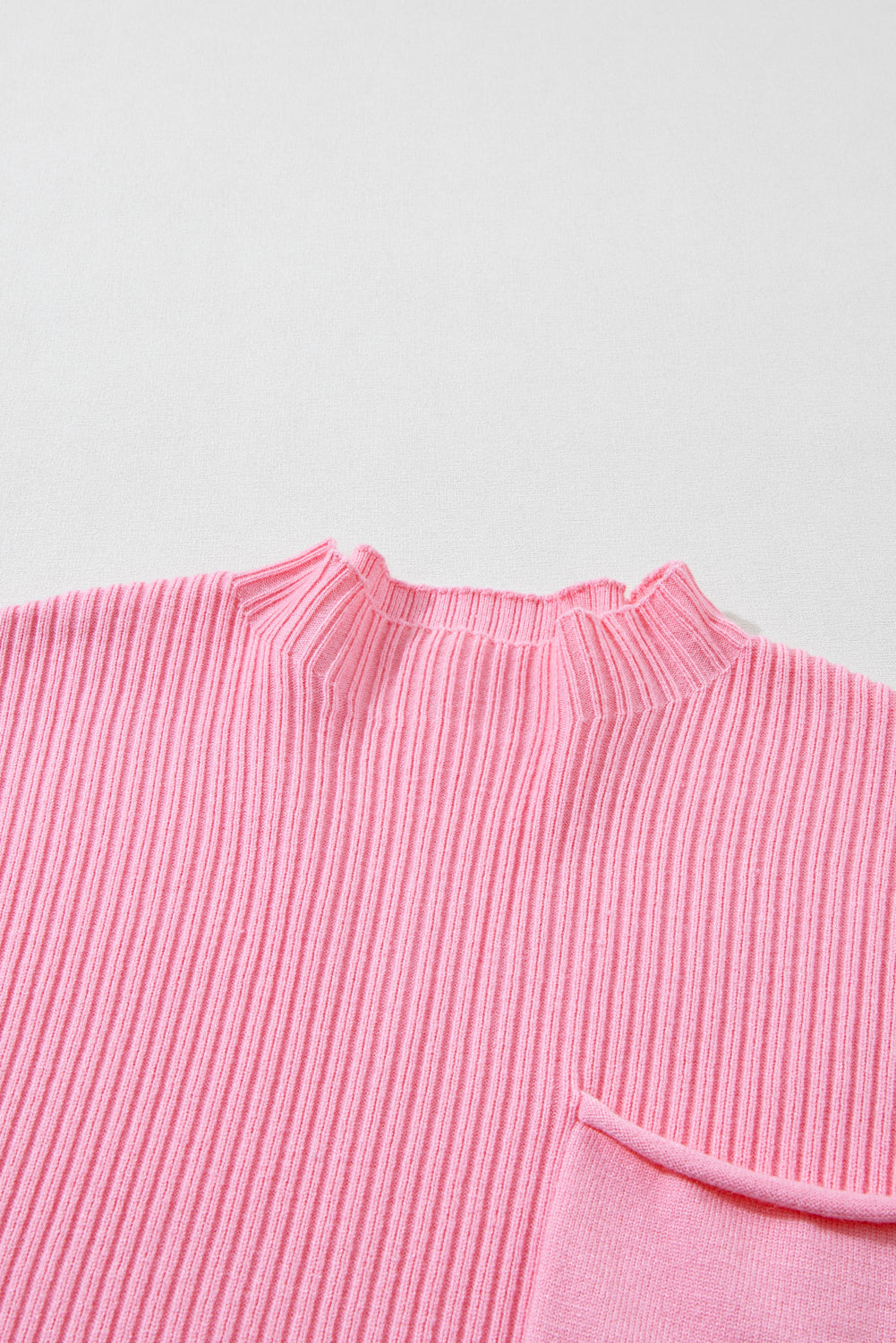 Pull a manches courtes en tricot côtelé avec poche plaquée