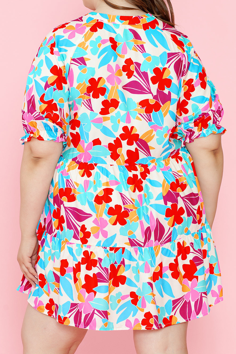 Robe grande taille fleurie à volants et col en V