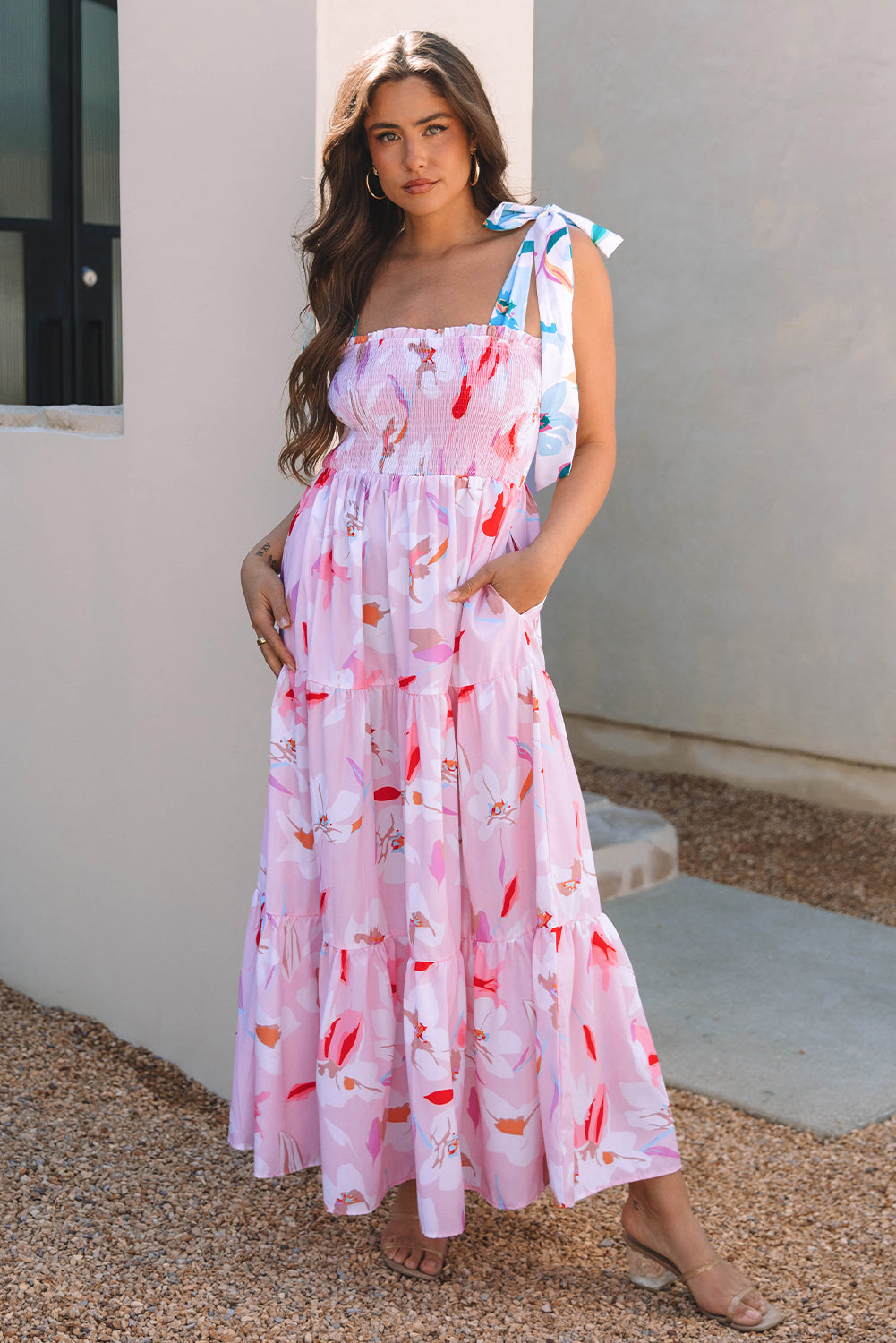 Robe longue smockée à imprimé floral et épaules nouées