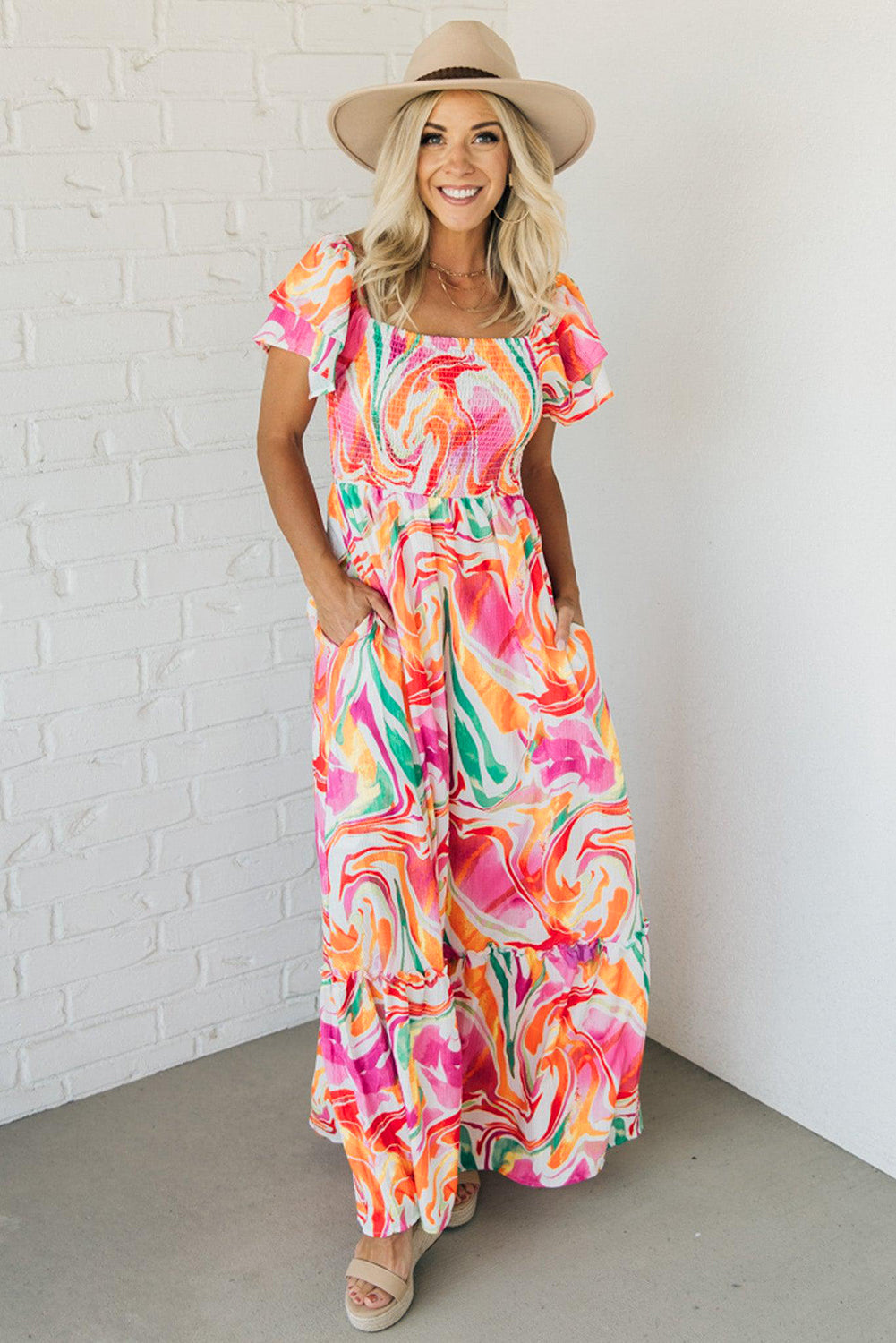 Robe longue à imprimé abstrait, manches à volants et buste froncé