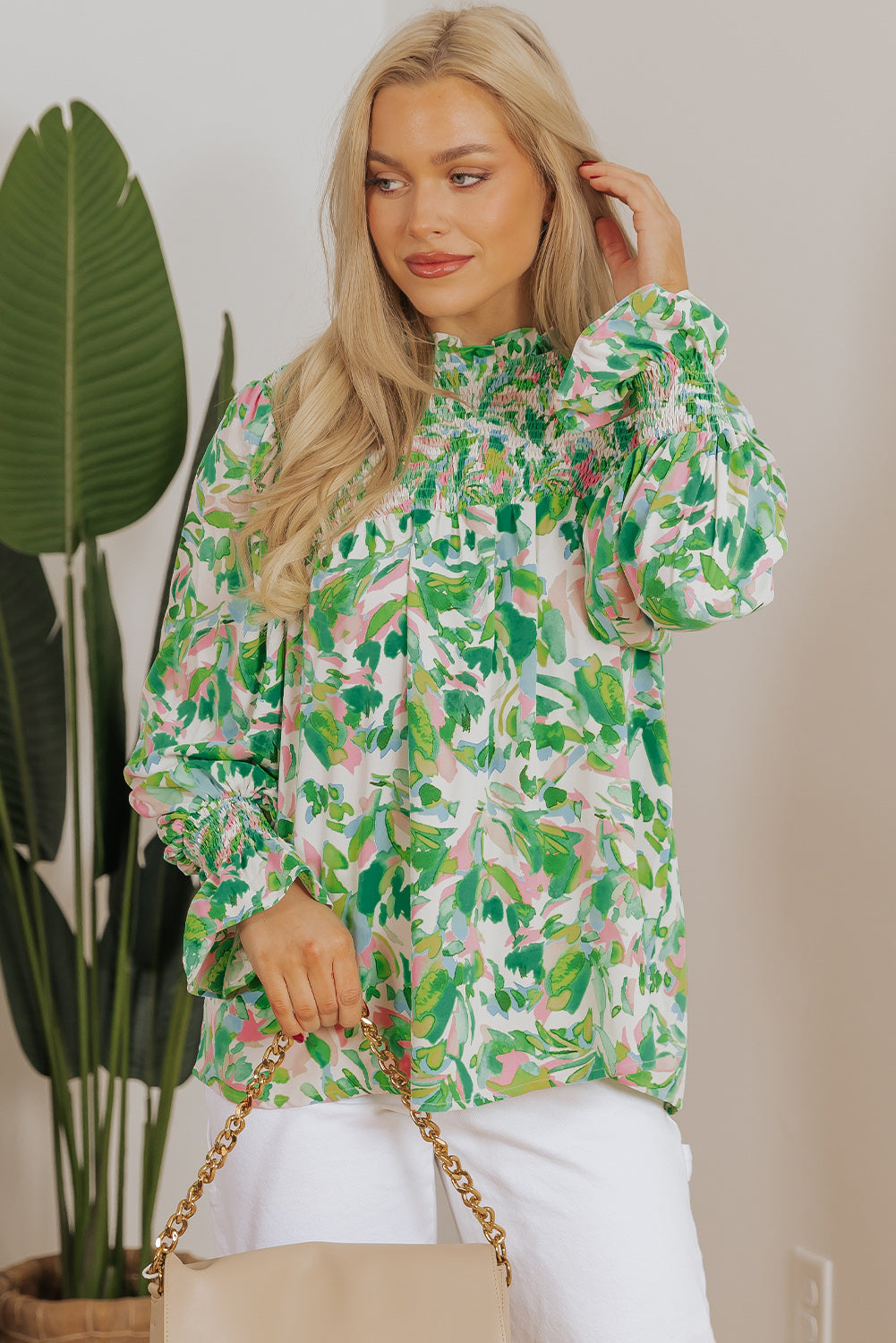 Blouse froncée a col montant et manches volantées imprimées de feuilles