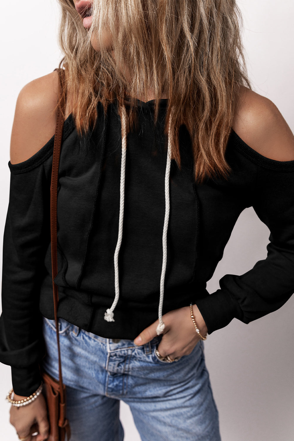 Sweat à capuche avec cordon de serrage et épaules dénudées à coutures apparentes